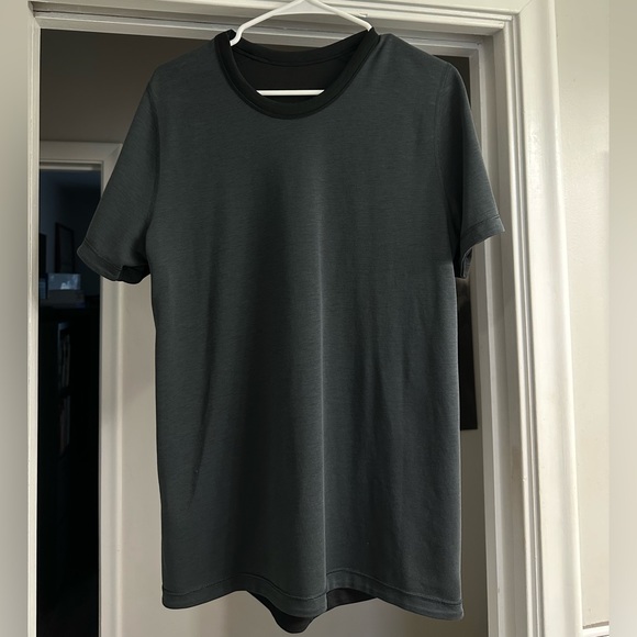 NWT Lululemon Men’s Concurrent SS Reversible Shirt Size Medium Black/Dark Gray. - Picture 5 of 5